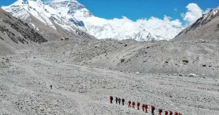 Snowstorm traps hundreds of hikers on Mount Everest during China's national holiday