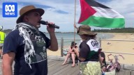Coffs Harbour man of Palestinian descent leads a chant