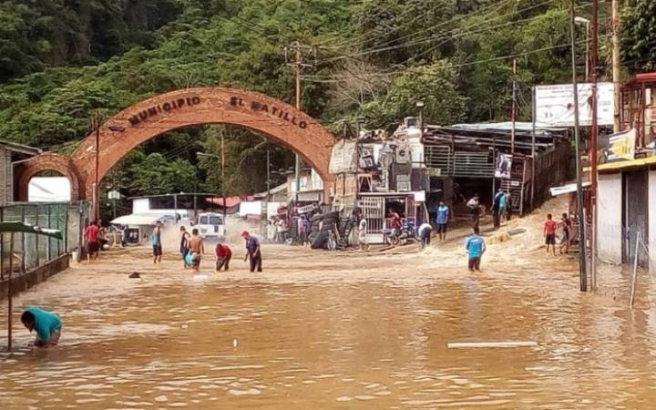 Rotura de tubería en El Hatillo ocasionó desalojo de 162 personas
