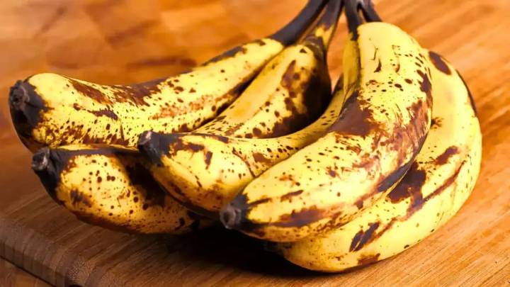 Durante 16 días. El truco casero e infalible que de verdad conserva las bananas frescas y amarillas