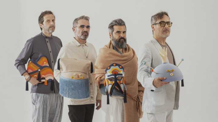 'Hemos tenido la sensación de que es un nombre equivocado': Love of lesbian, la banda que puso a sonar indie, pop y rock en España