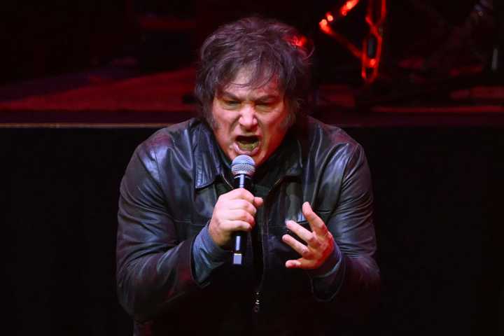 Milei presenta su libro cantando rock en medio de una crisis política