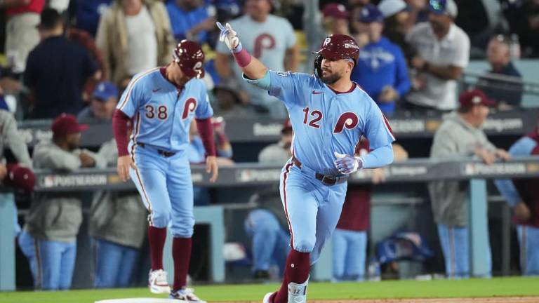 Dos HR de Schwarber mantienen con vida a los Filis