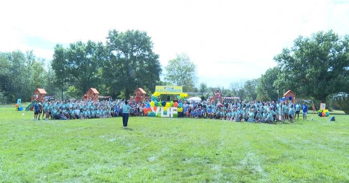 Veterans United builds play sets for children with cancer