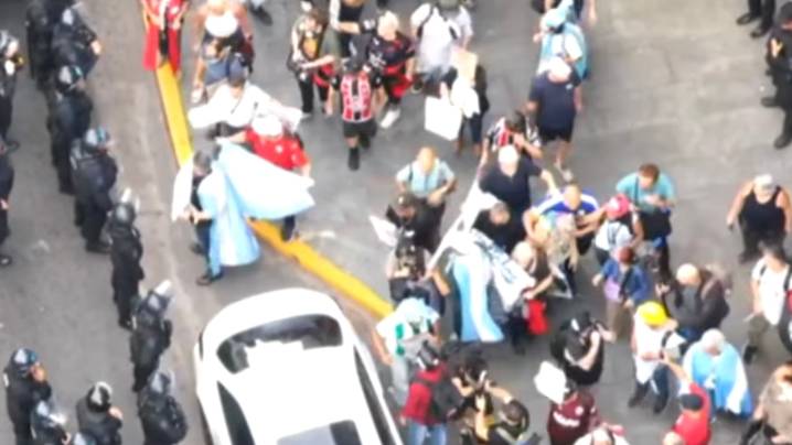 Jubilados empujados y vallados por la Policía en su marcha habitual de los miércoles en Congreso
