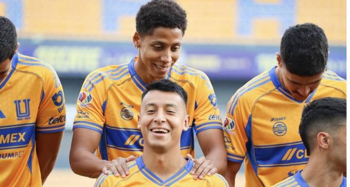 Tigres posa para la foto oficial del Apertura 2025 en el Volcán