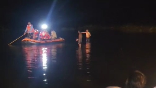 10 dead as tractor-trolley with Durga idol plunges into pond in Madhya Pradesh