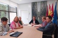 Manuel Serrano ha firmado el convenio con Cáritas por el que el Ayuntamiento aporta 110.000 euros “a una gran labor social, callada y eficiente” El alcalde y la directora de Cáritas-Albacete, Rosa Gar