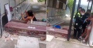 Mujer profana tumba en Landázuri para “bañar y cambiar de ropa” a un joven fallecido