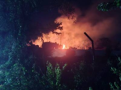 Civiles armados incendian campestre en la colonia Bachigualato de Culiacán