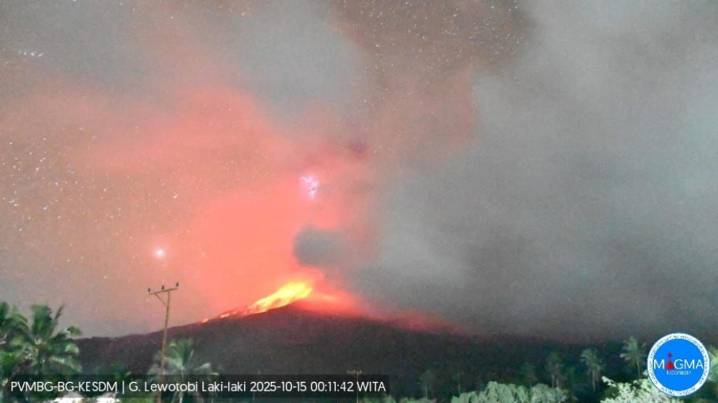 El volcán indonesio Lewotobi Laki-Laki erupciona dos veces y arroja ceniza a 10 kilómetros