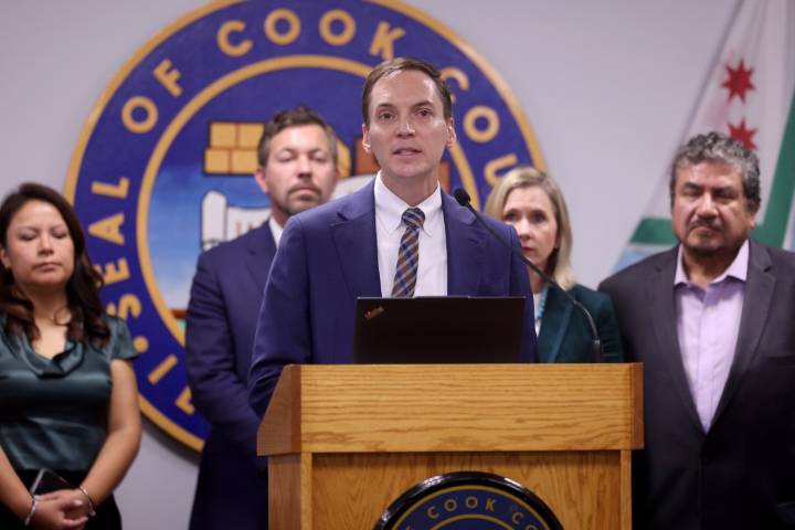 Lakeview resident calls on Chicago police to arrest federal agents