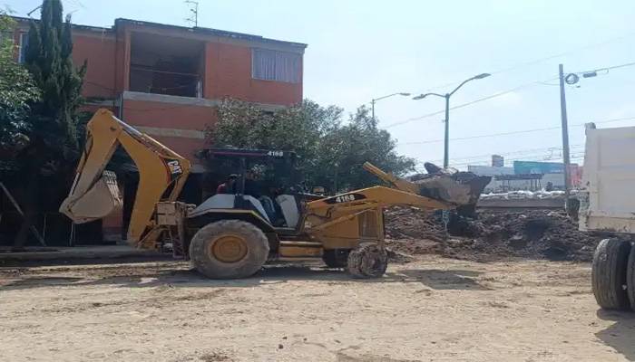 La Paz reconstruye muro a base de piedra en Unidad Tepozanes