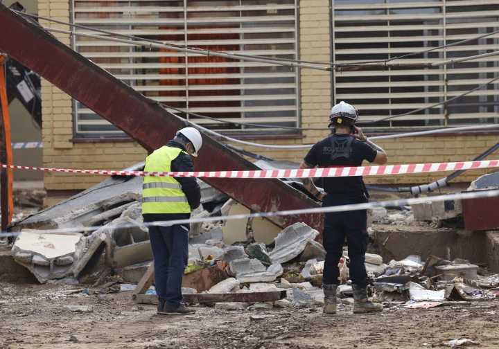 Una finca se derrumba en Valencia con una familia dentro