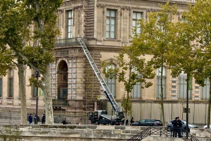 Thieves steal crown jewels in 4 minutes from Louvre Museum