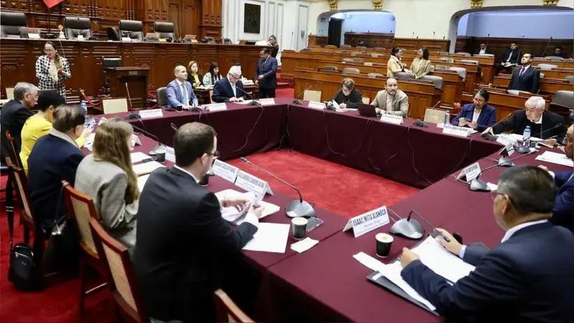 Comisión de Constitución aprueba dictamen para permitir difusión de encuestas hasta tres días antes de elecciones