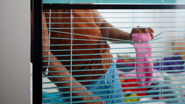 Ni bicarbonato ni alcohol: el método para limpiar las persianas de casa y que queden impecables
