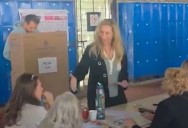 Ya le había pasado al Presidente. Video: el momento en que una fiscal de mesa le negó el saludo a Karina Milei cuando fue a votar