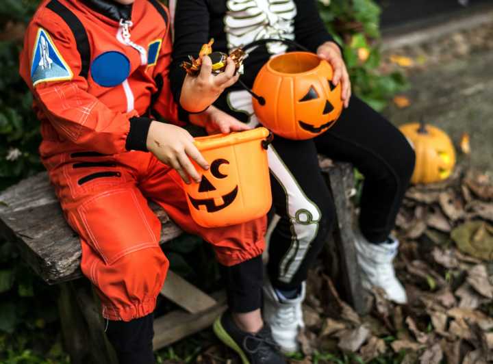 Halloween: expertos alertan por exceso de dulces y entregan consejos para cuidar la salud dental infantil