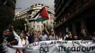 Miles de personas protestan en Grecia contra la ampliación de la jornada laboral a 13 horas diarias