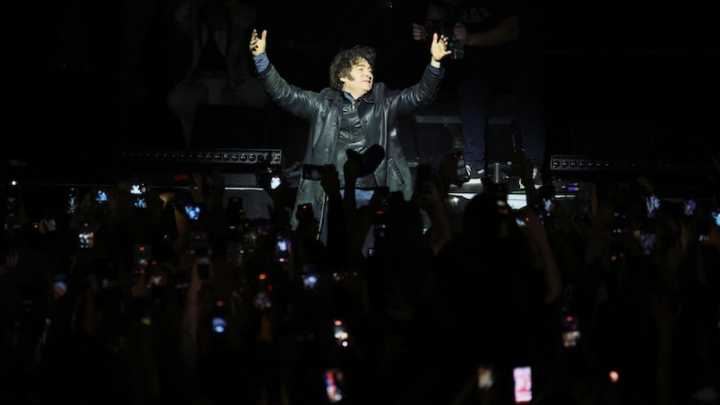 Milei cantó con su banda y le agradeció "a Karina, a Santiago Caputo y a Las Fuerzas del Cielo"