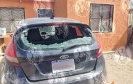 Desconocidos disparan vs auto y vivienda en Juárez