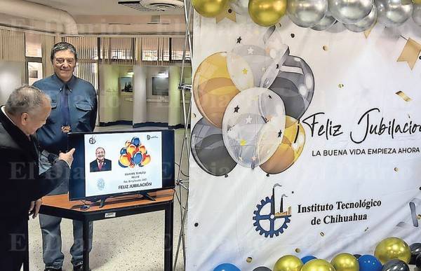 Honran carreras de docentes en 'checada de despedida'