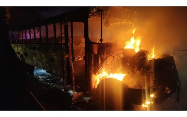 Incendio acaba con camión de personal