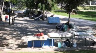Retiradas las tiendas de campaña en el Parque Bruil tras las quejas vecinales