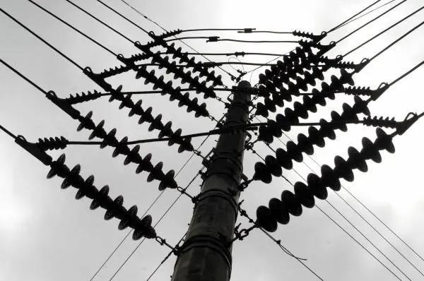 ¿Petro quiere comercializar energía con el régimen de Maduro? Denuncian presunto entramado societario que podría salirle caro a Colombia