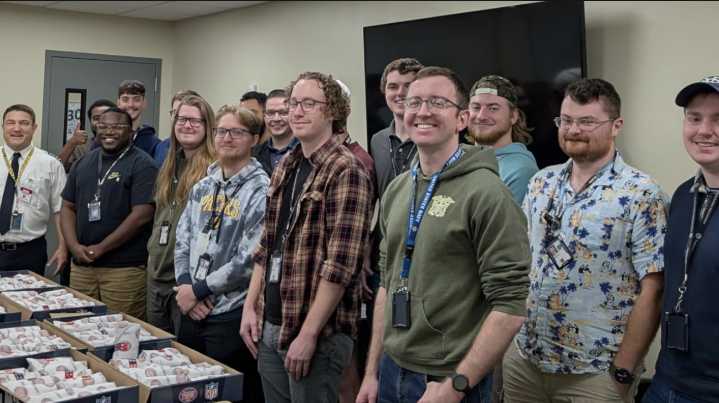 Aviation community rallies to feed unpaid air traffic controllers in Indianapolis during shutdown