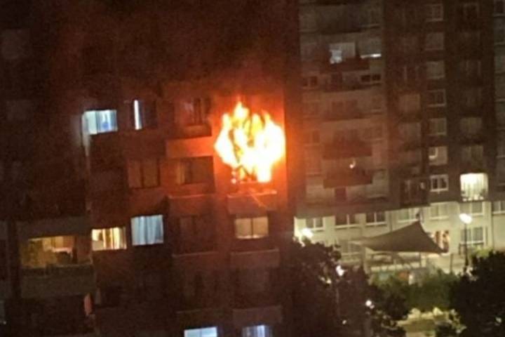 Incendio afecta a edificio en Santiago Centro: 200 personas debieron ser evacuadas
