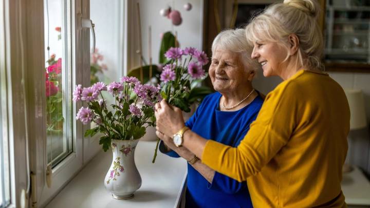 A Compassionate Guide to Caring for Someone with Dementia: 5 Essential Tips