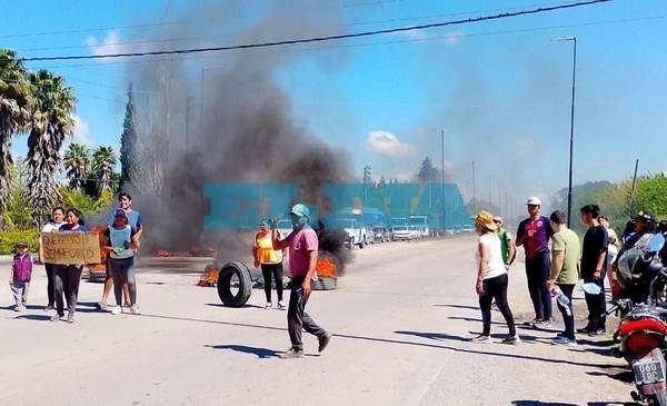 Vecinos de Etcheverry cortan la 44 y reclaman un semáforo tras la trágica muerte de un motociclista