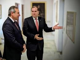 El canciller paraguayo recibe al dimitente embajador de Colombia