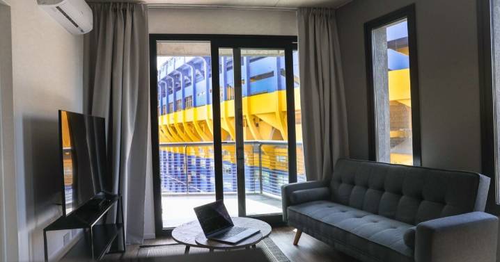 Cómo es y cuánto cuesta alojarse en el hotel de 4 estrellas ubicado a 30 pasos de la Bombonera: para cantar, alentar, latir y sentirse adentro de la cancha