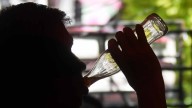 Mexicanos apoyan subir impuestos a refrescos: encuesta