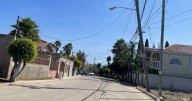 Vecinos en riesgo por poste de luz a punto de caer; CFE no responde