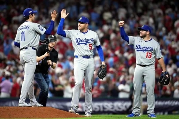 Dodgers vencen con drama a Filis y se ponen 2