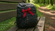 Atar una cinta roja en la mochila: para qué sirve, según el Feng Shui