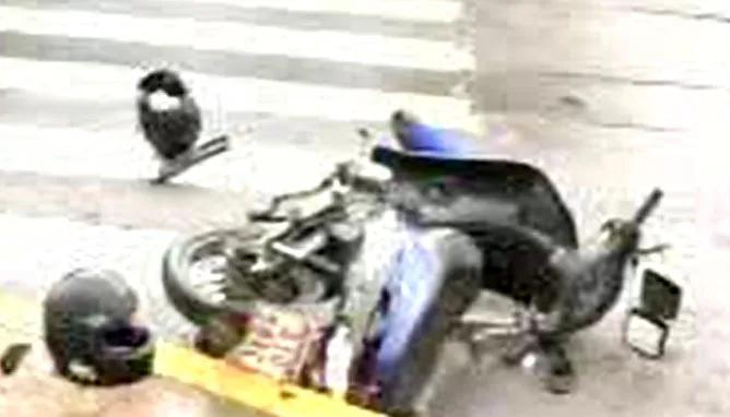 Iba en moto con una pasajera y chocó contra un auto