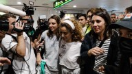La llegada de Lucía Muñoz y Alejandra Martínez a Barajas en imágenes