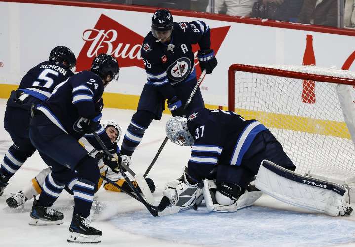 Scheifele helps Jets soar past Predators 4