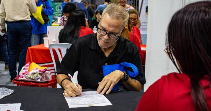 Más adultos mayores buscan empleos profesionales y a tiempo completo