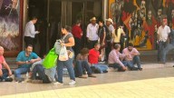 Agricultores mantienen plantón en el Palacio de Gobierno durante visita de secretario de SADER