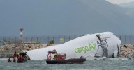 Derrapa avión de carga en pista en Hong Kong y cae al mar, mueren 2 personas