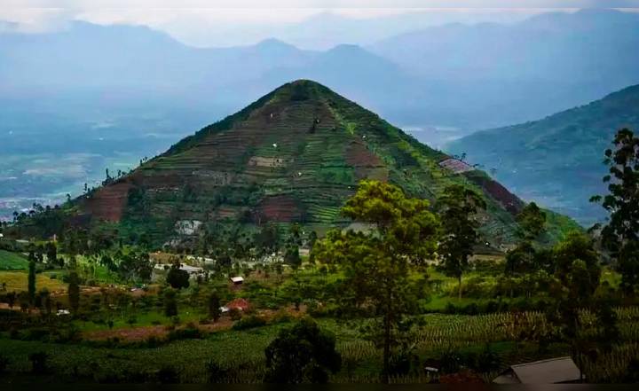La pirámide más antigua del mundo no estaría ni en Egipto ni en Perú, tendría lava en su interior y más de 25.000 años