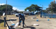 Con novedoso sistema suministran agua en este sector de Pereira que tiene cortes del servicio por 7 días