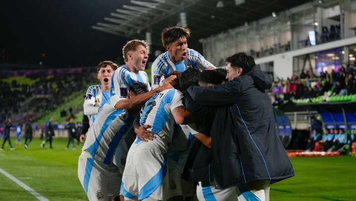 Argentina vence a Italia y se consolida como líder del grupo D
