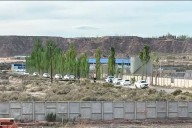 Hallaron el cuerpo de una mujer a orillas de un canal en Neuquén: se investiga la causa de la muerte